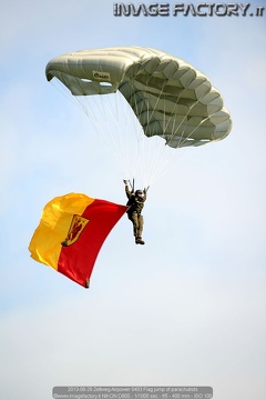 2013-06-28 Zeltweg Airpower 0403 Flag jump of parachutists